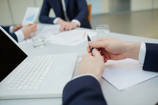 Pourquoi les Industries Réglementées Exigent la Rétro Traduction