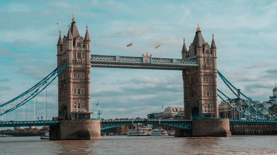 Pourquoi choisir PoliLingua pour vos Projets en Anglais ?